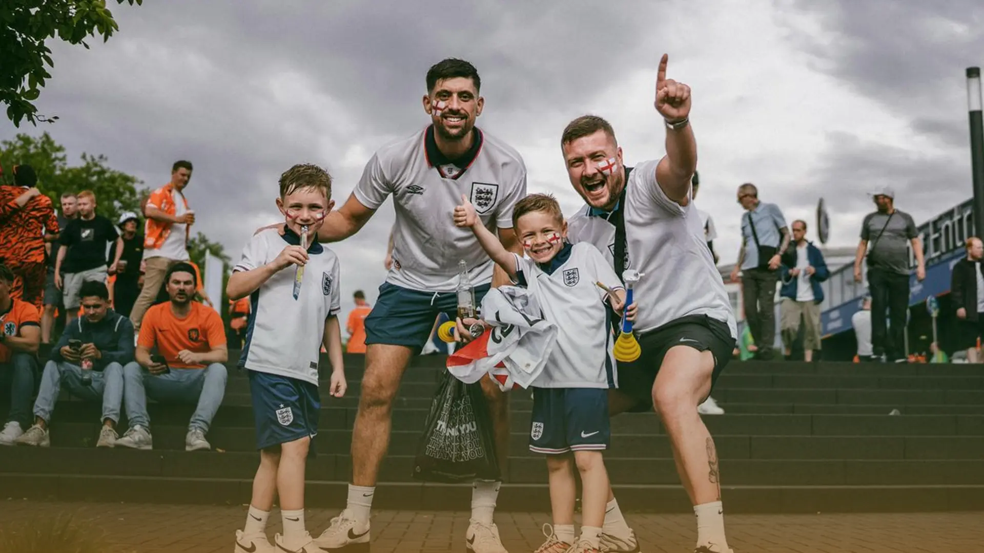 تصویر هواداران فوتبال که درحال شادی کردند