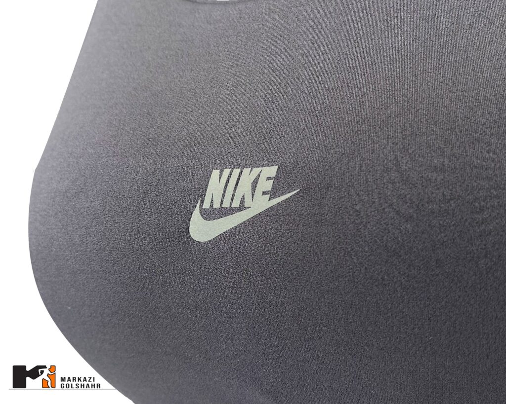 تصویر نمای نزدیک نیمتنه NIKE کد 080477 با کشسانی بالا که بافت آن را نمایش می گذارد