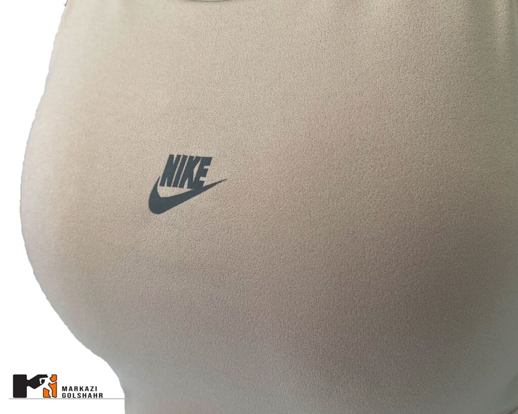 تصویر نمای نزدیک نیمتنه NIKE کد 080477 با کشسانی بالا که بافت آن را نمایش می گذارد