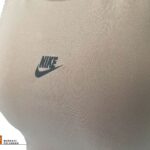 تصویر نمای نزدیک نیمتنه NIKE کد 080477 با کشسانی بالا که بافت آن را نمایش می گذارد