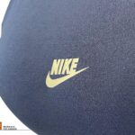 تصویر نمای نزدیک نیمتنه NIKE کد 080477 با کشسانی بالا که بافت آن را نمایش می گذارد